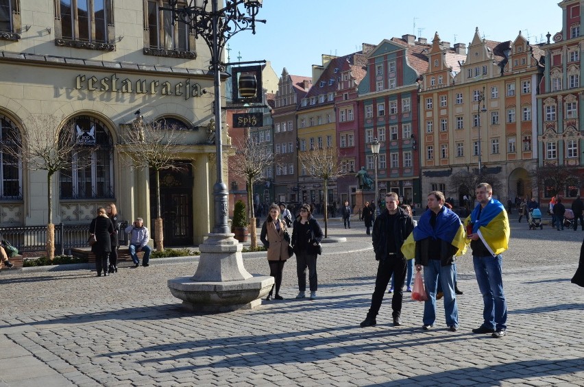 Wrocław: Zapalili znicze dla Ukrainy, aby uczcić pamięć ofiar (ZDJĘCIA, FILM)