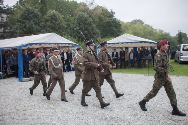 Zmiana warty pod pomnikiem Chwały Żołnierzy Armii Łódź.