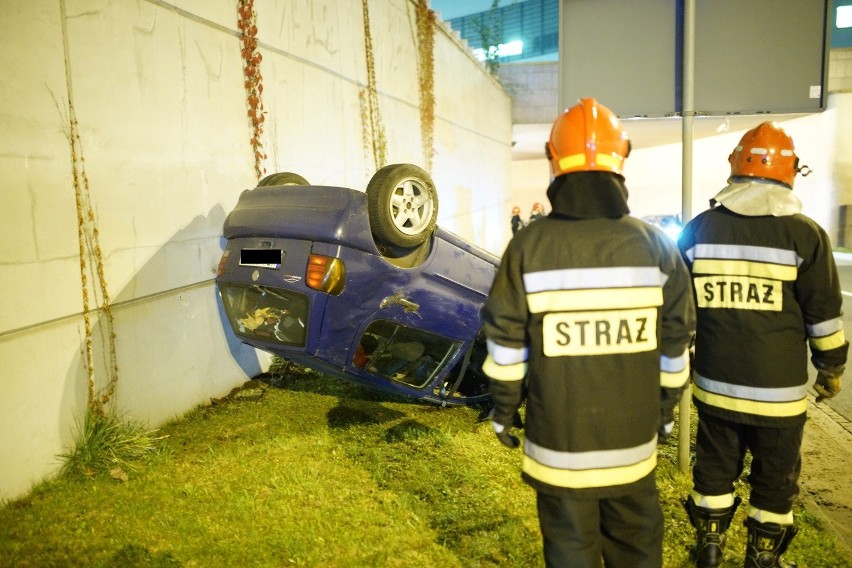 Kraków. Dachowanie przy ulicy Pawiej, kierowca był pijany [ZDJĘCIA]