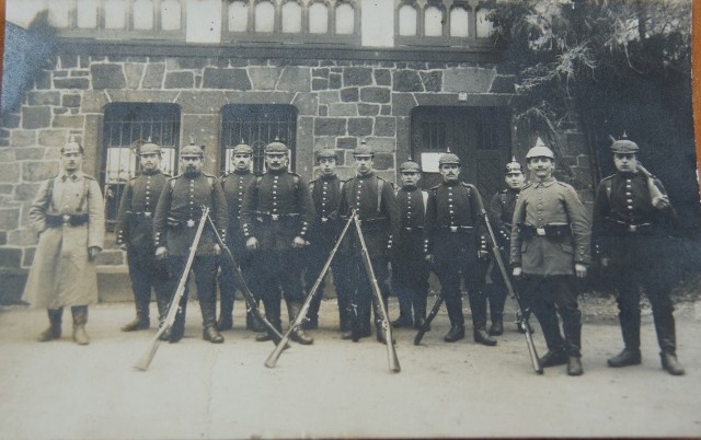 Wśród ofiarowanych pamiątek po Czesławie Deglerze także archiwalne fotografie