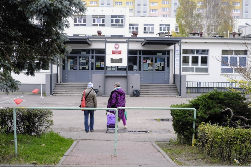 Na terenie Szkoły Podstawowej numer 15 w Poznaniu uczniowie...