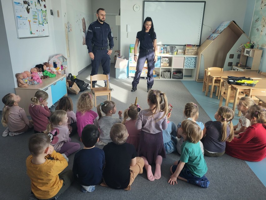 Spotkanie policjantów w przedszkolakami
