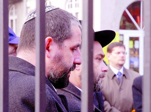 Przedstawiciele Gmin Żydowskich w skupieniu modlili się w miejscu, gdzie przed wojną stała synagoga.