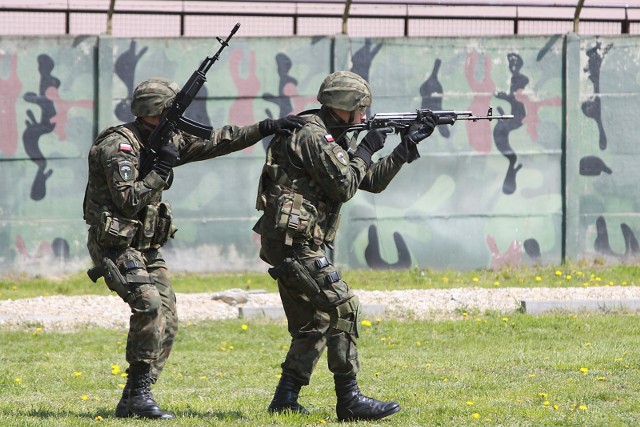 Jaka przysługuje emerytura po zakończeniu służby w wojsku? Uśrednione stawki są różne, w zależności od uzyskanego stopnia. Najnowsze stawki przedstawiliśmy w naszej galerii. Zobaczcie, jakie emerytury mają wojskowi. Są to dane uśrednione dla każdego stopnia wojskowego, aktualne na dzień 5 czerwca 2020.Szczegóły na kolejnych stronach ---->