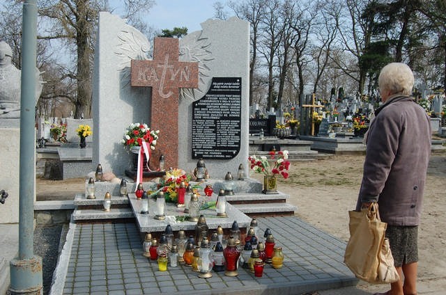 Chwila zadumy przy pomniku katyńskim na mogileńskim cmentarzu.