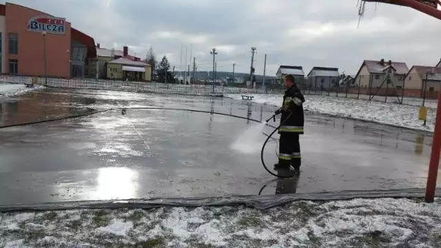 Tomasz Domagała oraz inni strażacy z  Bilczy na razie wylali na boisko 10 000 litrów wody.