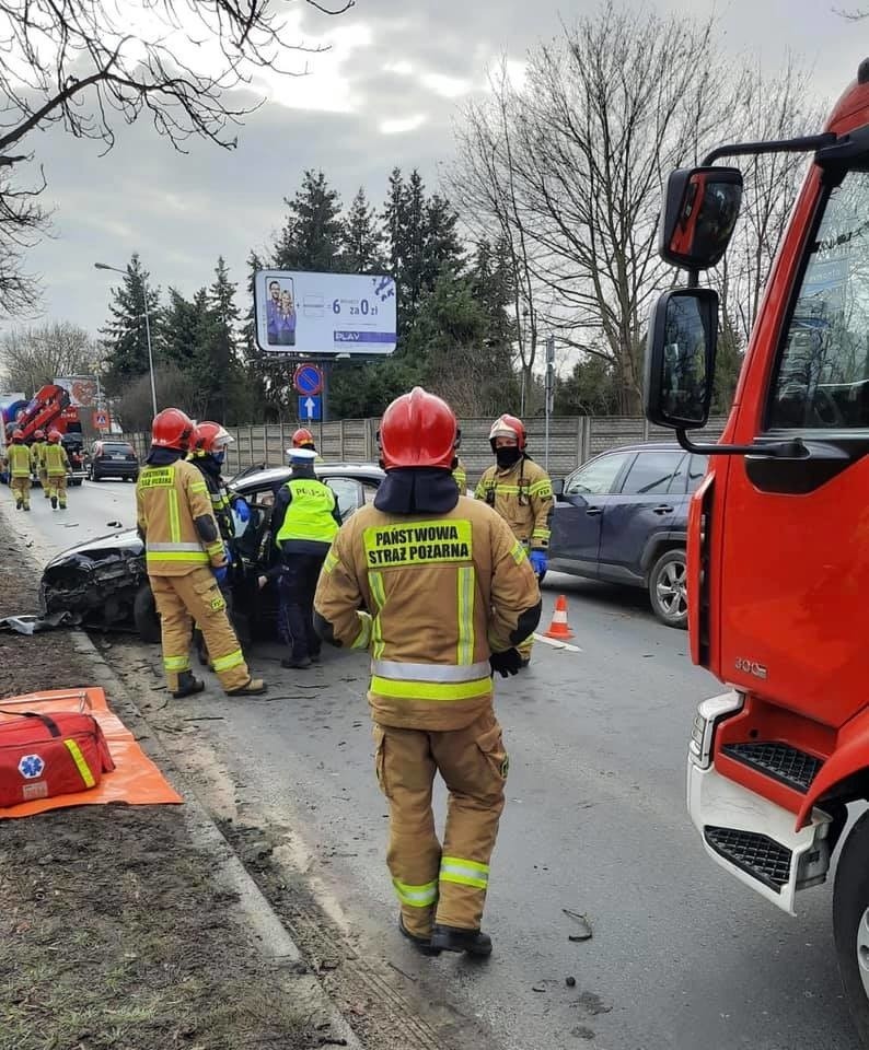 Wypadek na Taborowej w Poznaniu. Samochód uderzył w drzewo. Pięć osób zostało rannych