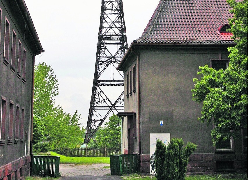 Dziś w budynku po prawej stronie znajduje się muzeum. Można...