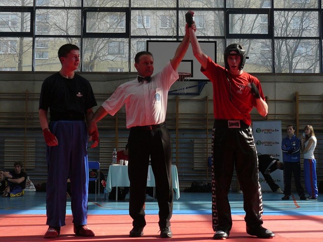 Dominik Pazdan (z prawej) został doceniony przez sędziów i otrzymał tytuł Najlepszego Zawodnika turnieju semi contact w Bielsku-Białej.