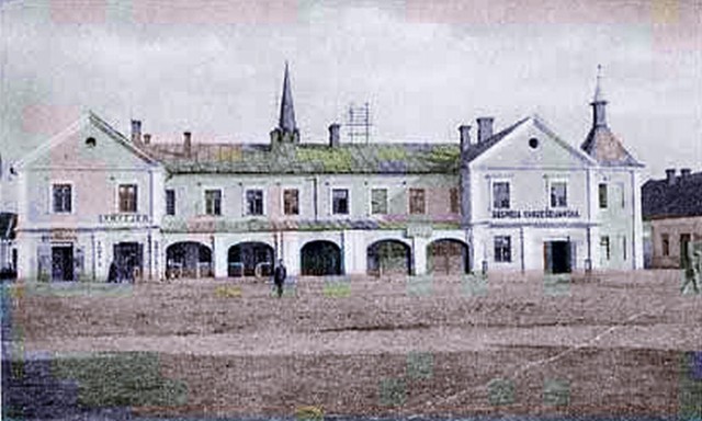 Widoczny na zdjęciu rozwadowski ratusz w rynku powstał w XVIII wieku. Został zburzony po drugiej wojnie światowej.