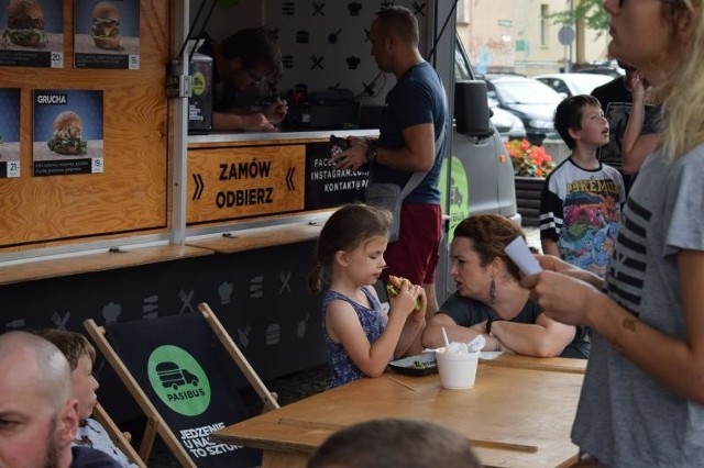 W sobotę, 26 Sierpnia, o godz. 12.00 rozpoczęła się kolejna edycja festiwalu jedzenia z popularnych na całym świecie Food Trucków. Auta, w których przygotowywane są potrawy, znajdują się na Placu Bohaterów. Organizatorzy liczą, że możliwość spróbowania kuchni z całego świata skusi zielonogórzan do odwiedzin festiwalu. Impreza potrwa do niedzielnego wieczora.  Tym razem odwiedzający mogą spróbować, burgerów na wzór tych oryginalnych rodem z nowojorskich ulic, pysznej włoskiej pizzy z pieca opalanego drewnem, hiszpańskich i chińskich pierogów, oraz prawdziwego meksykańskiego burito. Były też doskonale znane mieszkańcom Zielonej Góry kurtosze, zapiekanki, tosty, a także belgijskie frytki.  Dla orzeźwienia, odwiedzający mogli spróbować shaków, lemoniady, kawy, oraz mrożonej herbaty.  Zadbano również o oprawę muzyczną i wygodne miejsca siedzące, aby gości mogli odpocząć. Przeczytaj również: Gorzów oszalał na Koniec Lata Party