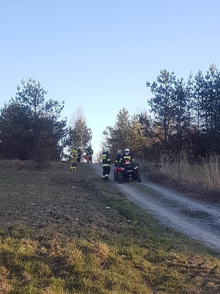 Wypadek motocyklisty w lesie w Będkowicach. Strażacy quadem pojechali po rannego mężczyznę