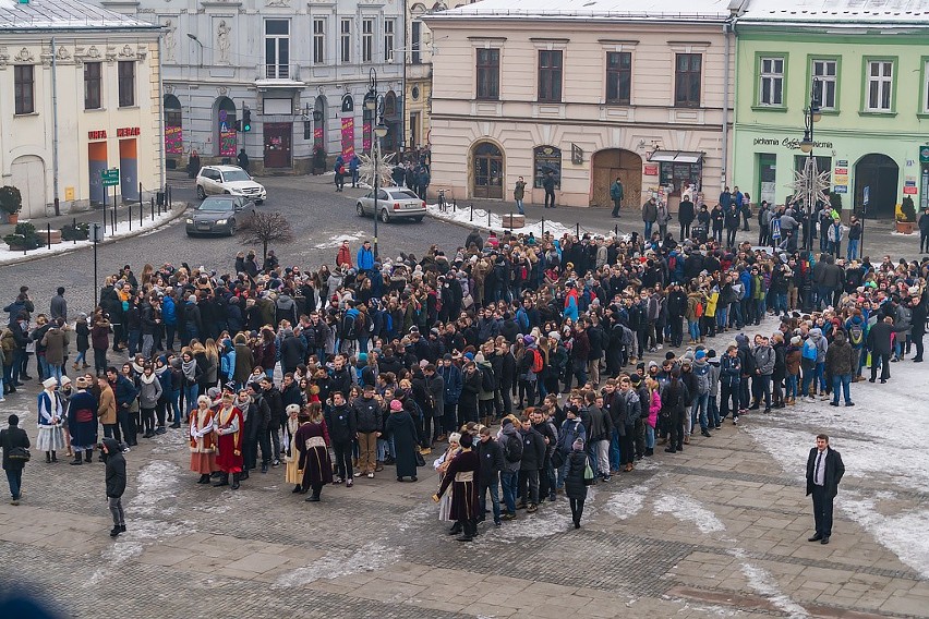 Jubileuszowy Polonez sądeckich maturzystów przed ratuszem