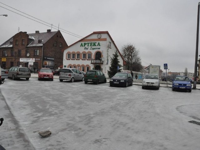 Parking przy skrzyżowaniu ulic 1 Maja, Iwo Odrowąża i Spółdzielczej przypominał lodowisko.