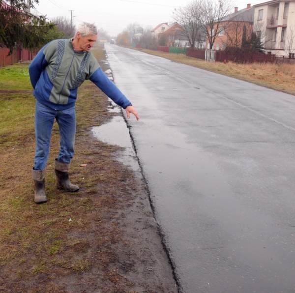 - W tym miejscu na drodze leżało ciało tragicznie zmarłego mężczyzny - mówi Emil Gałka z Zabrnia.