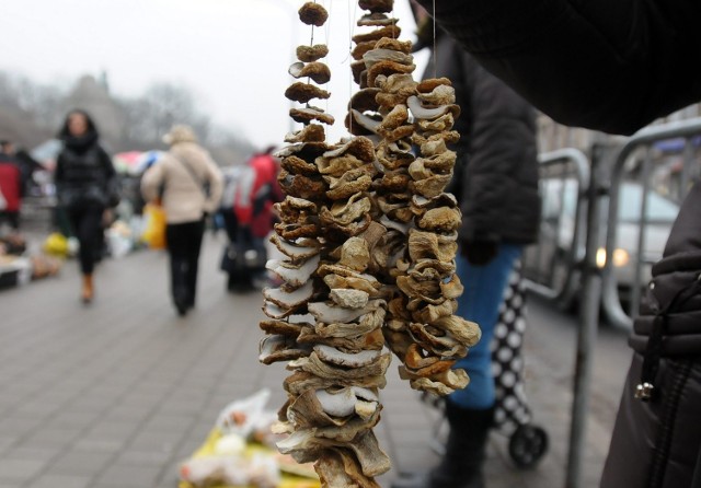 Na targowisku przy ul. Podzamcze można było wczoraj kupić suszone grzyby. Sanepid przypomina, że  na suszone "po domowemu" prawdziwki sprzedawca musi mieć atest wystawiony przez grzyboznawcę 