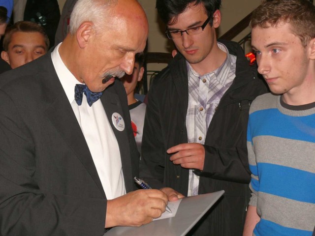 Janusz Korwin-Mikke rozdawał autografy na swoich książkach.