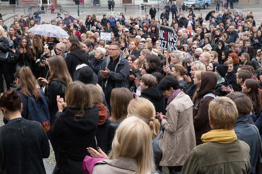 czarny protest zgromadził 3 października na Rynku Kościuszki...