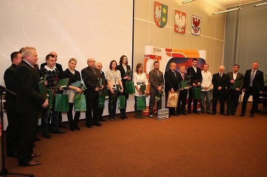 ,,Rodzinna&#8217;&#8217; fotografia laureatów IX konkursu na najlepszych zawodników, trenerów i sponsorów gorzowskiego sportu w 2009 roku