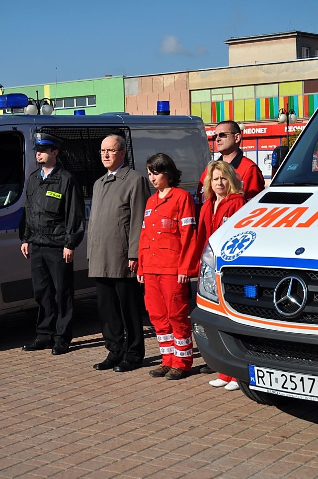Przedstawiciele tarnobrzeskiego Szpitala Wojewódzkiego oraz Komendy Miejskiej Policji oddają na placu Bartosza Głowackiego hołd 96 ofiarom katastrofy prezydenckiego samolotu w Smoleńsku.