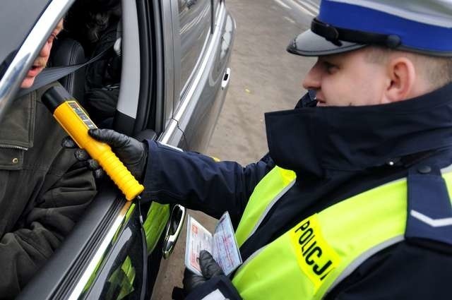 Nowy alkomat bydgoskichNowy alkomat u bydgoskich policjantów. Badanie trzeźwości przeprowadza sierżant Krzysztof Pyrzanowski