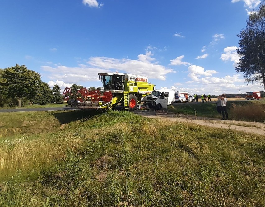 - Kombajn jechał w stronę Cekowa, a za nim poruszał się...