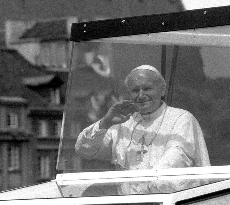 20 czerwca 1983 roku polski papież na katowickim lotnisku...