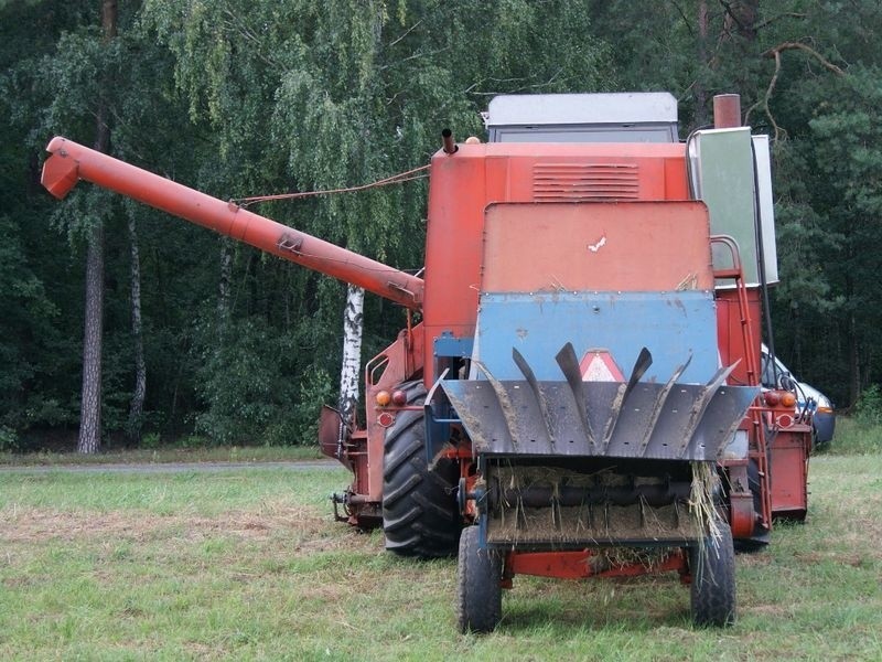 Włocławek. Furmanka zderzyła się z kombajnem. Ranny woźnica