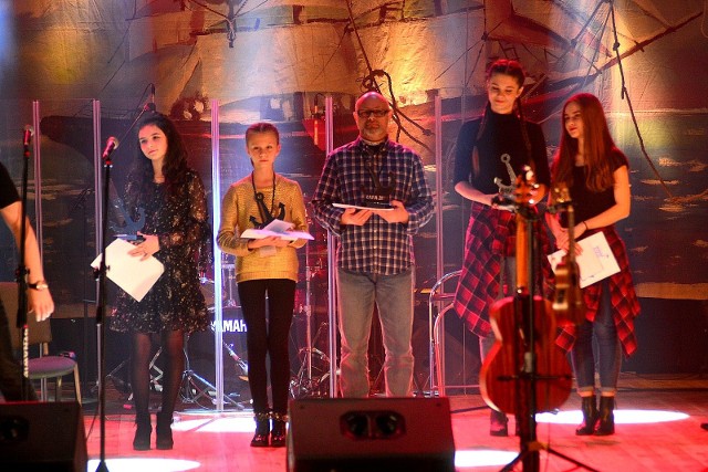 Laureaci festiwalu „Rafa”. Od lewej: Amelia Kiełbasa, Julia Fiodorow, Robert Krzyżanowski oraz artystki z  zespołu Outsiders.