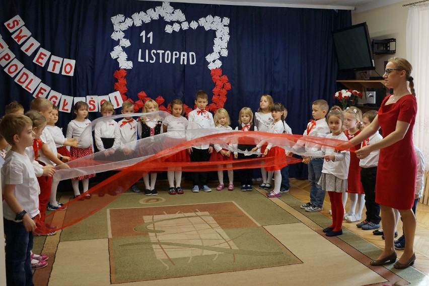 Święto Niepodległości w Przedszkolu Samorządowym numer 43 w Kielcach. Dzieci z przejęciem śpiewały hymn, spotkały się z kombatantami  