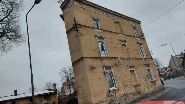 Chodzimy do pracy, na zakupy czy spacer raczej patrząc pod nogi. A wystarczyłoby spojrzeć wyżej, by przekonać się, jakie architektoniczne ciekawostki mamy w Zielonej Górze. Dziwne, wąskie domy czy mające krzywe okna, oryginalne wieże czy balkony... Zobacz dziwne budynki Winnego Grodu.  Zobacz również: Miejsca wstydu w Zielonej Górze: