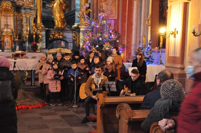 Wzruszający koncert kolęd w Opatowie. Pięknie pieśni niosły się po kościele Bernardynów (ZDJĘCIA)