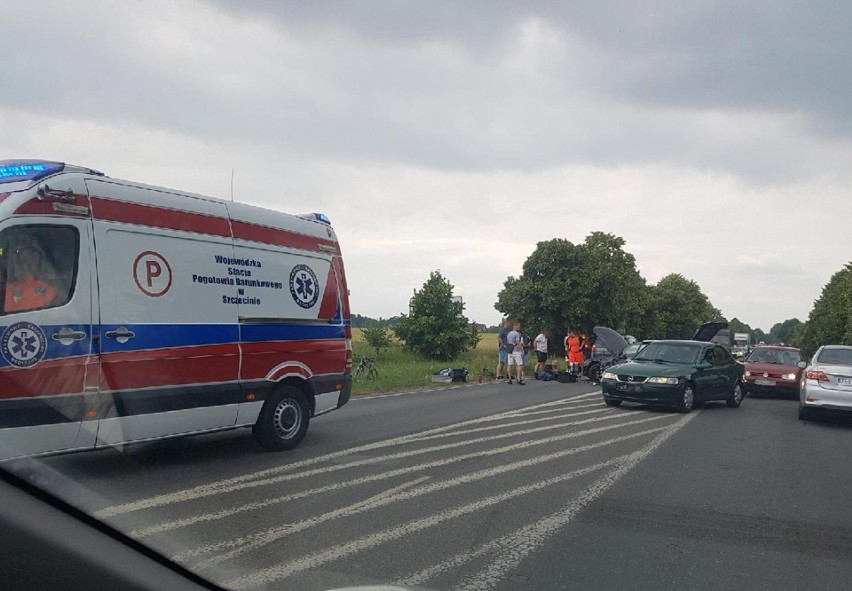 Wypadek na trasie Stargard - Lipnik. Samochód zderzył się z motocyklem [ZDJĘCIA]