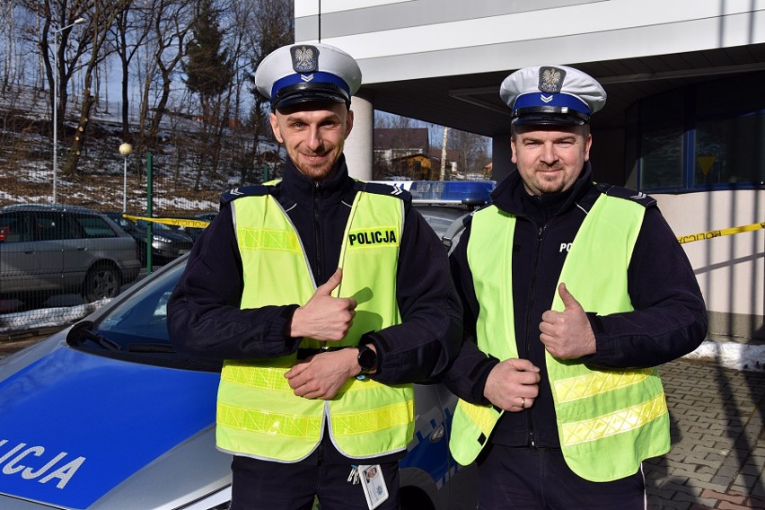 O życie małej Mai walczyło dwóch policjantów. Gnali na sygnale do szpitala!