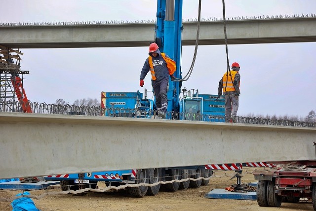 Budowa wiaduktu na brakującym odcinku obwodnicy Leśnicy ma zakończyć się najpóźniej jesienią 2023 roku. Zobacz w galerii najnowsze zdjęcia, na których widać postęp prac