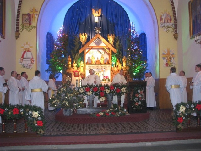 Rozpoczęcie pasterki w kościele pw. św. Mikołaja w Szczedrzyku.