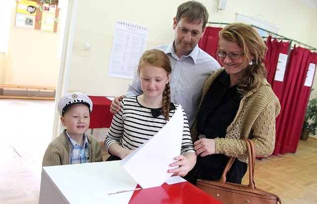 Państwo Zielińscy głosowali wczoraj w lokalu komisji przy ul. Willowej we Włocławku. Od lewej: Mikołaj Wiktoria Mariusz oraz Monika