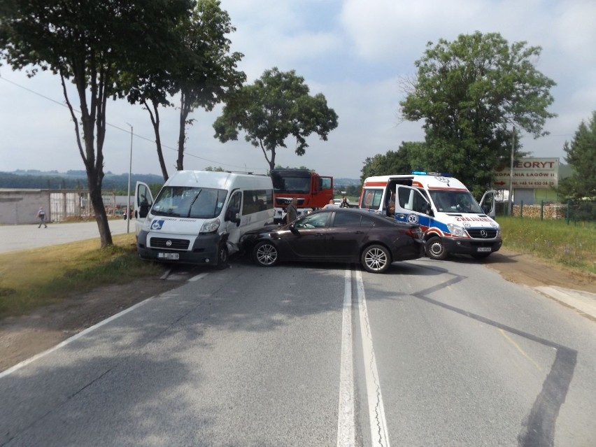 Groźny wypadek w Łagowie. Krajowa trasa numer 74 była całkowicie zablokowana. Trzy osoby w szpitalu 