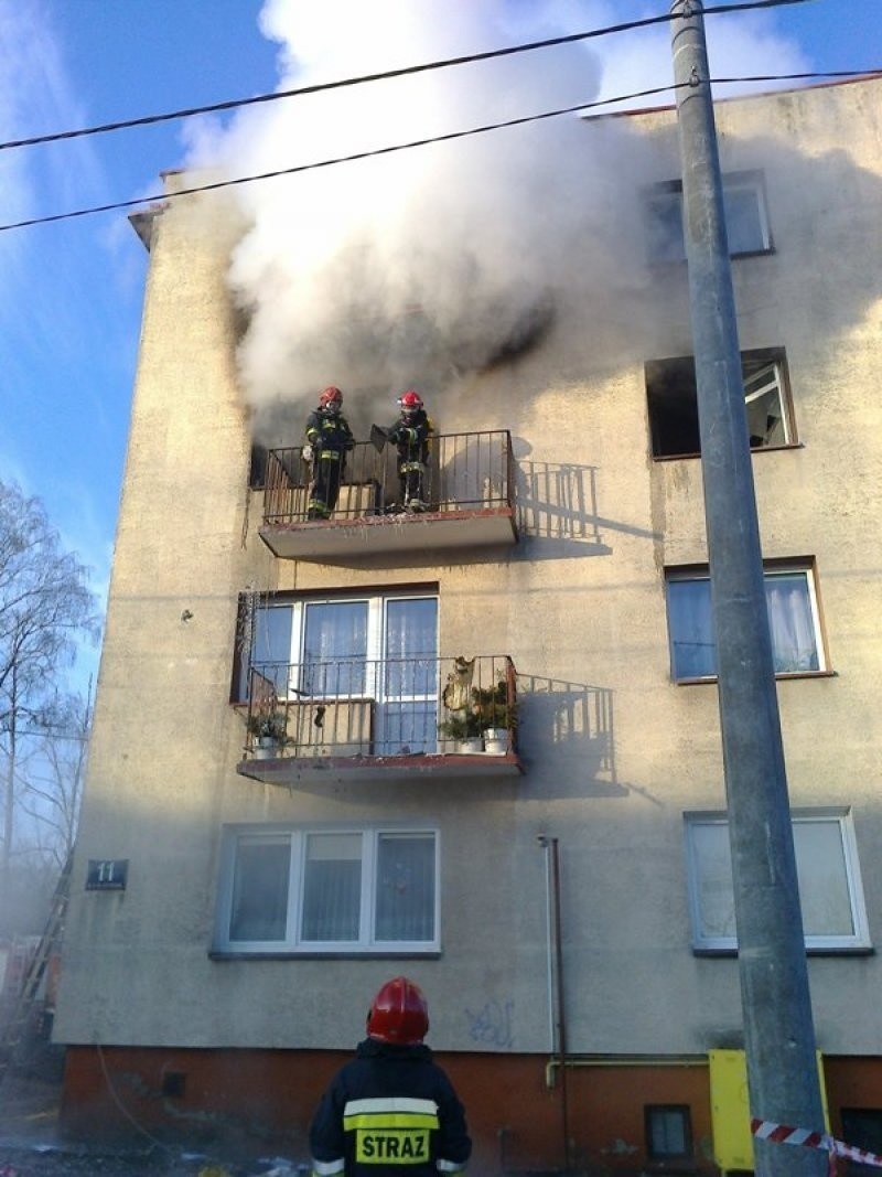 Właściciel płonącego mieszkania zdołał z niego uciec.