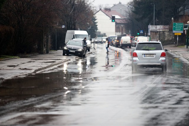 Wiele odcinków ulicy Królowej Jadwigi jest w fatalnym stanie i wymaga pilnego remontu