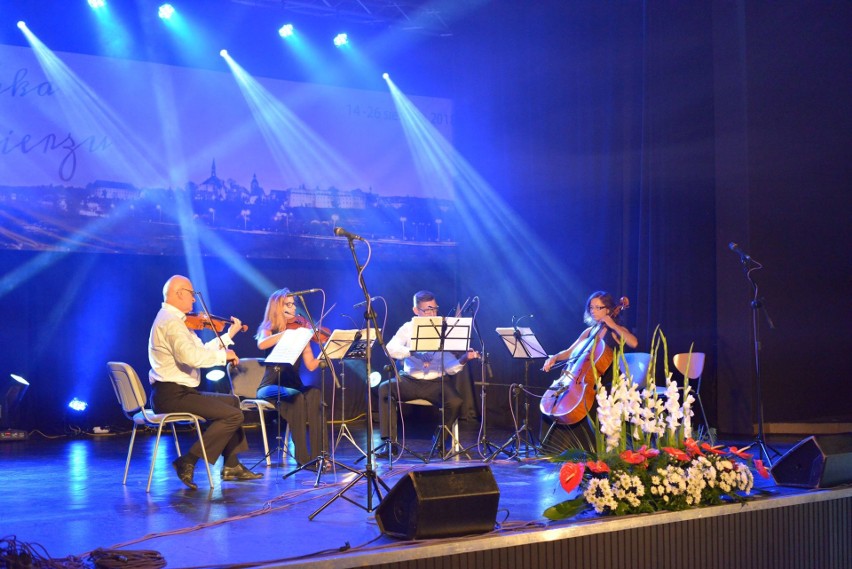 Koncert niepodległościowy „Z miłości dla ojczyzny” na początek XXVIII Festiwalu Muzyka w Sandomierzu (ZDJĘCIA, PROGRAM)