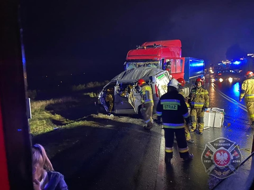 Łososina Dolna. Trzy osoby nie żyją w zderzeniu samochodu ciężarowego z samochodem dostawczym [ZDJĘCIA]