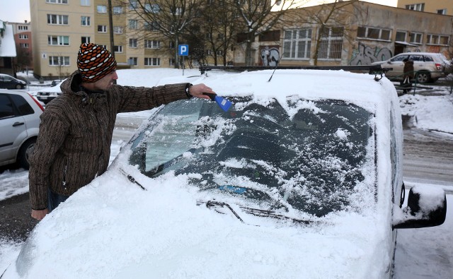 Odśnieżanie auta to bardzo ważna czynność. Kierowca musi mieć dobrą widoczność i w żaden sposób nie zagrażać innym uczestnikom ruchu.