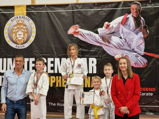 Christophe Pinna i Aleksandra Zgórecka ze zwycięzcami niedzielnych zawodów karate w Kostrzynie