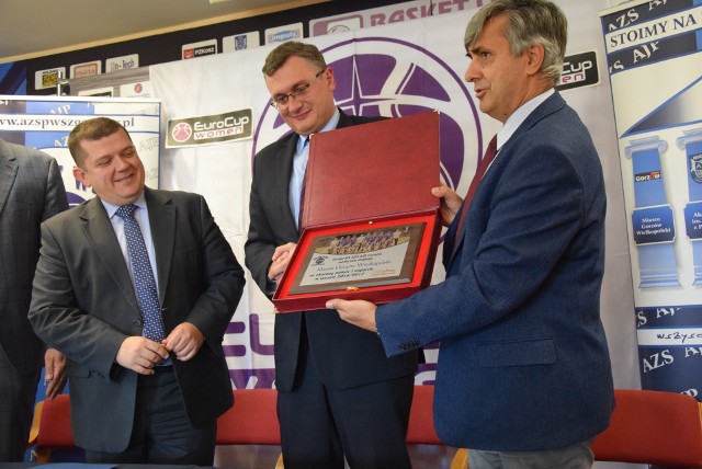 Prezydent Gorzowa Jacek Wójcicki oraz dwaj członkowie zarządu InvestInTheWest AZS AJP Gorzów - jego prezes Krzysztof Kielec oraz wiceprezes Roman Sondej.