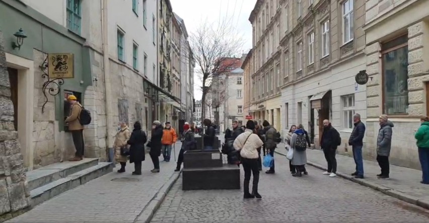 Na ulicach Lwowa kolejki ustawiają się pod bankami,...