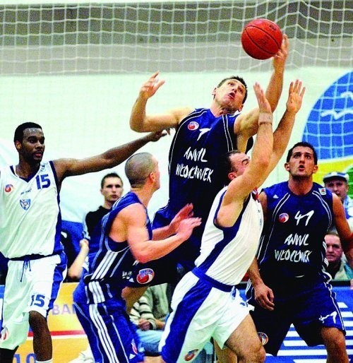 Koszykarze AZS Chris Hunter i Sebastian Balcerzak (w białych strojach).