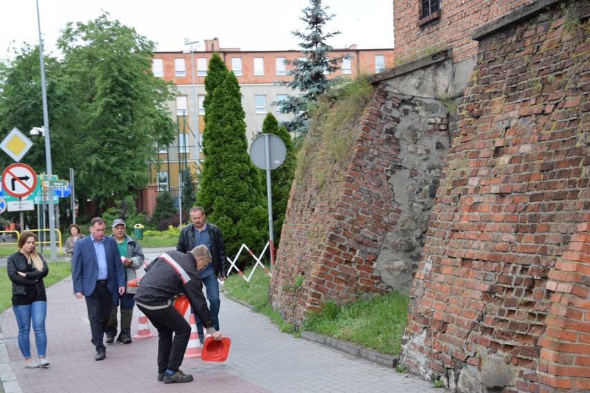 Dziś w w nocy zawaliła się część murów miejskich przy...