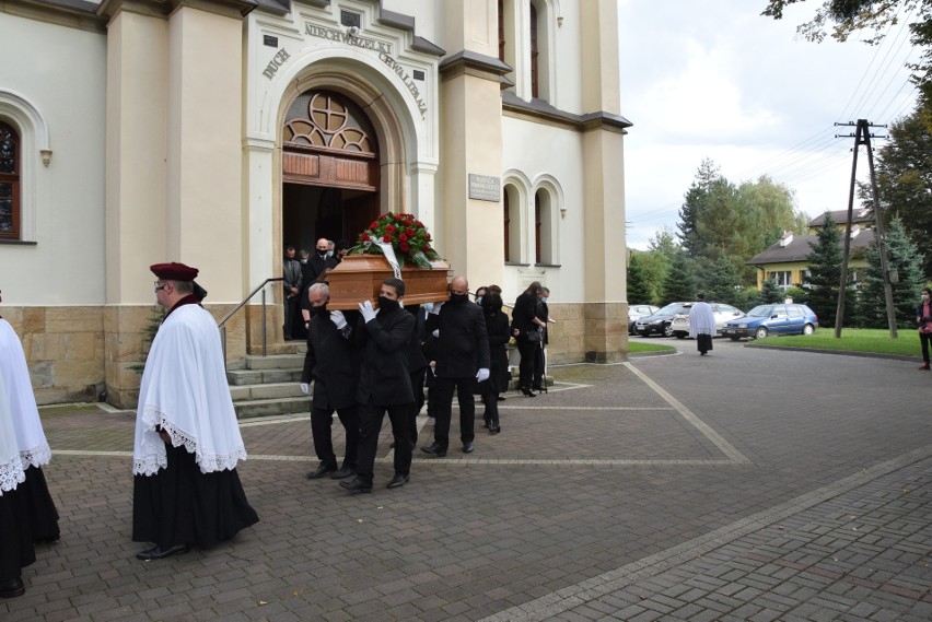 Pogrzeb ks. Piotra Wowry. Mieszkańcy Ustronia tłumnie pożegnali swojego duszpasterza. Zmarł a Covid-19