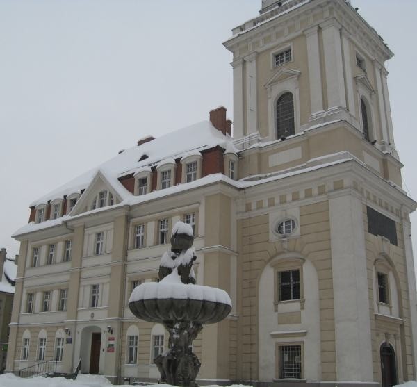 Znajdujący się w samym środku Rynku ratusz jest najbardziej charakterystyczną budowlą Prudnika. Mieści się w nim m.in. polski sekretariat Euroregionu Pradziad.